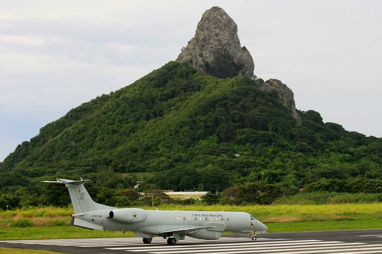 Brasilianske militærfly har siden flyet blev meldt savnet været i gang med en eftersøgning på Atlanterhavet efter spor af vraget. 