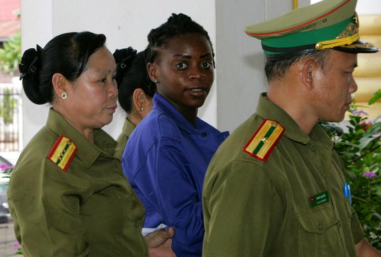 Samantha Orobator ankommer til retssalen i Laos i dag. 
