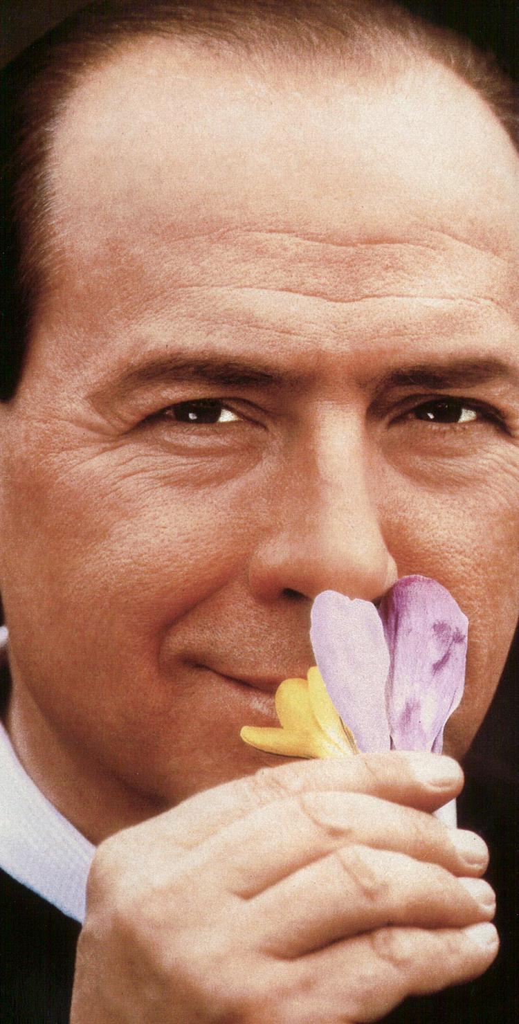 Fotoet af den italienske statsleder, der med blink i øjet snuser til en krokus, er fra hans husstandsomdelte valgmateriale 2001. Foto: Forlaget Mondadori 