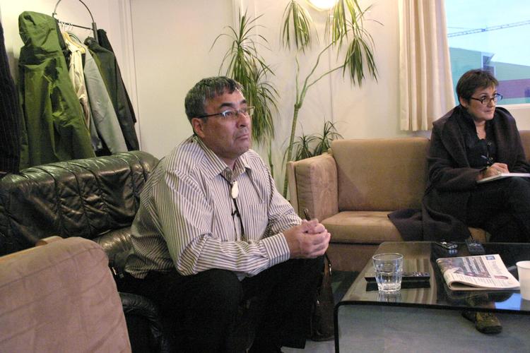 Formanden for det socialdemokratiske Siumut, Hans Enoksen, sidder og stirrer ind i fjernsynet, der bekendtgør, at 30 år ved magten er slut. 