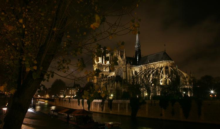 Notre Dame-katedralen i Paris, hvor ofrene for Air France-tragedien mindes. Arkivfoto. 