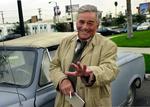 Her er et glimt af Peter Falk under optagelse af  "Columbo Likes the Nightlife" fra 2002. Den tidligere skuespiller kan ikke længere huske  Columbo. 