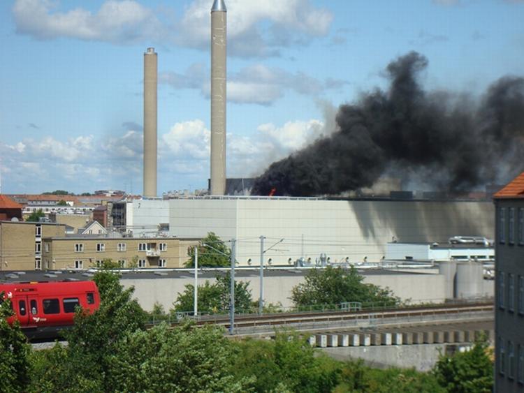 Sort røg væltede op fra Novozymes bygninger i en halv times tid. Nu er branden i det nordlige København slukket. 