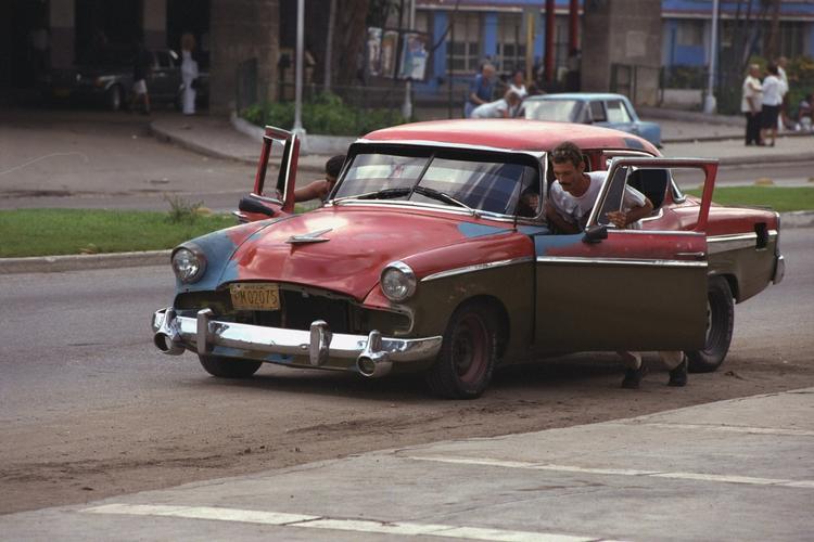 Denne gamle amerikanerbil i Havana, Cuba, klarer med garanti ikke et dansk syn. 