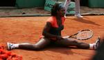 Serena Williams overlevede to matchbolde i tredje sæt, inden vinderen af de seneste to grandslam-turneringer tabte i semifinalen. 