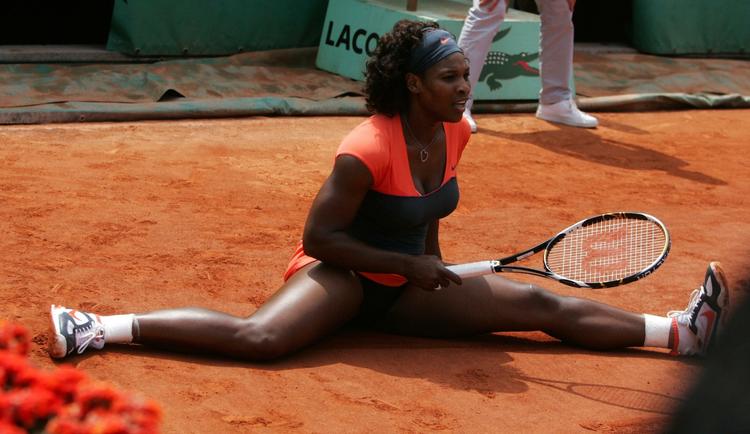 Serena Williams overlevede to matchbolde i tredje sæt, inden vinderen af de seneste to grandslam-turneringer tabte i semifinalen. 