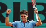 Det var tilfreds Roger Federer, der fejrede sejren over Gael Monfils. Nu er schweizeren to kampe fra den store titel i Paris. 