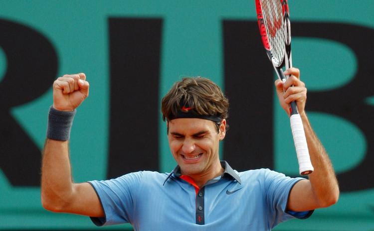 Det var tilfreds Roger Federer, der fejrede sejren over Gael Monfils. Nu er schweizeren to kampe fra den store titel i Paris. 