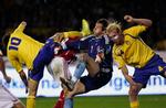 Zlatan Ibrahimovic (nr. 10 tv.) og Thomas Sørensen (i blåt) var de bedste hos Sverige og Danmark i den seneste indbyrdes kamp. Arkivfoto. 
