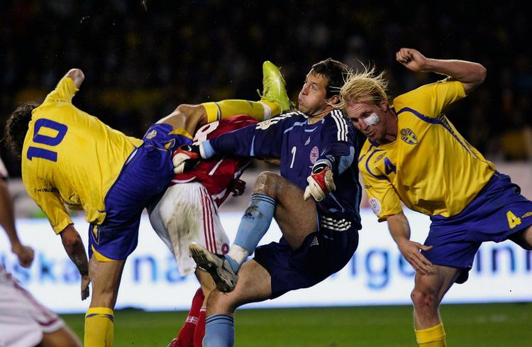 Zlatan Ibrahimovic (nr. 10 tv.) og Thomas Sørensen (i blåt) var de bedste hos Sverige og Danmark i den seneste indbyrdes kamp. Arkivfoto. 