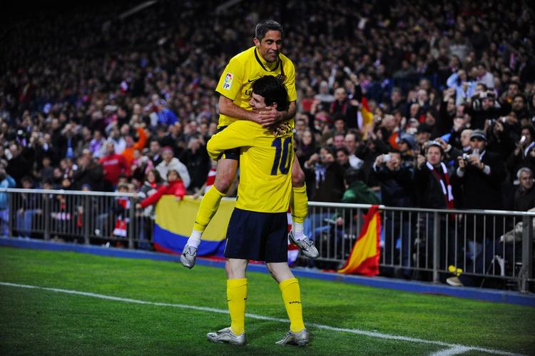 Brasilianske Sylvinho jubler her med Barcelona og Messi over en scoring i den spanske liga. Brasilianeren var med i Champions League-finalen, men må nu finde en ny klub. Arkivfoto. 
