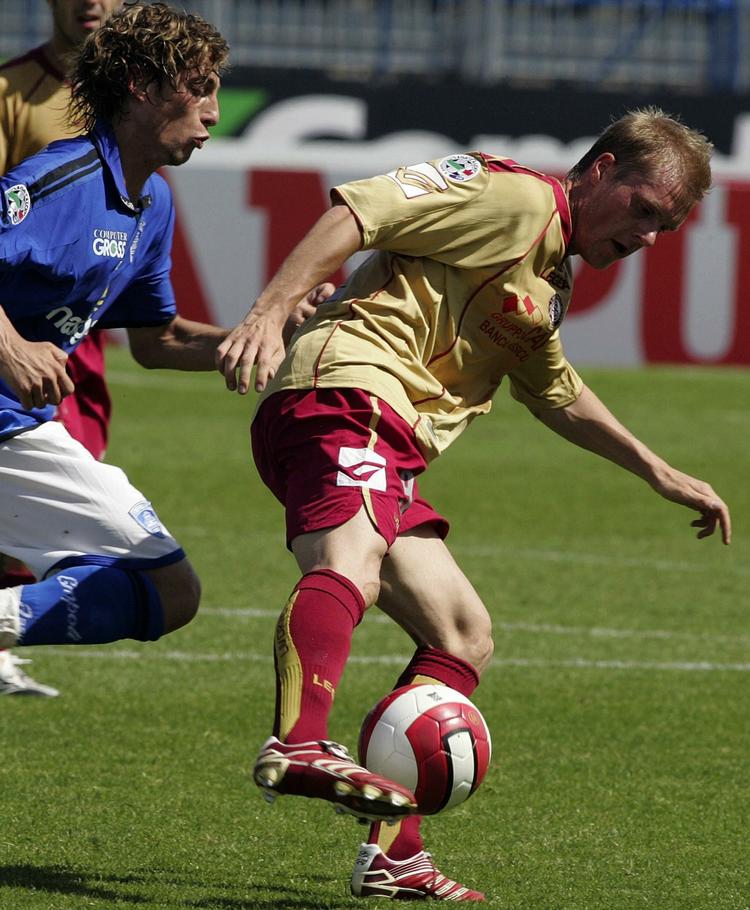Martin Bergvold i kamp for Livorno, som han måske kan være med til at spille op i den bedste italienske række denne måned. Arkivfoto. 