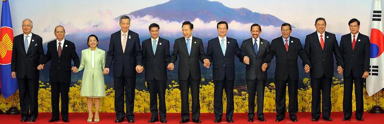De sydøstasiatiske lande i samarbejdsorganisationen ASEAN samt Kina, Japan og Sydkorea har i de senere år polstret sig selv og hinanden til at kunne stå imod store globale kriser. Her ses en række ledere fra ASEAN-landene. Foto: Jung Yeon-je 