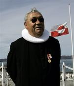 Formand for Landsstyret, pastor Jonathan Motzfeldt, er under beskyldning for seksuelle krænkelser af en grønlandsk kvinde. 