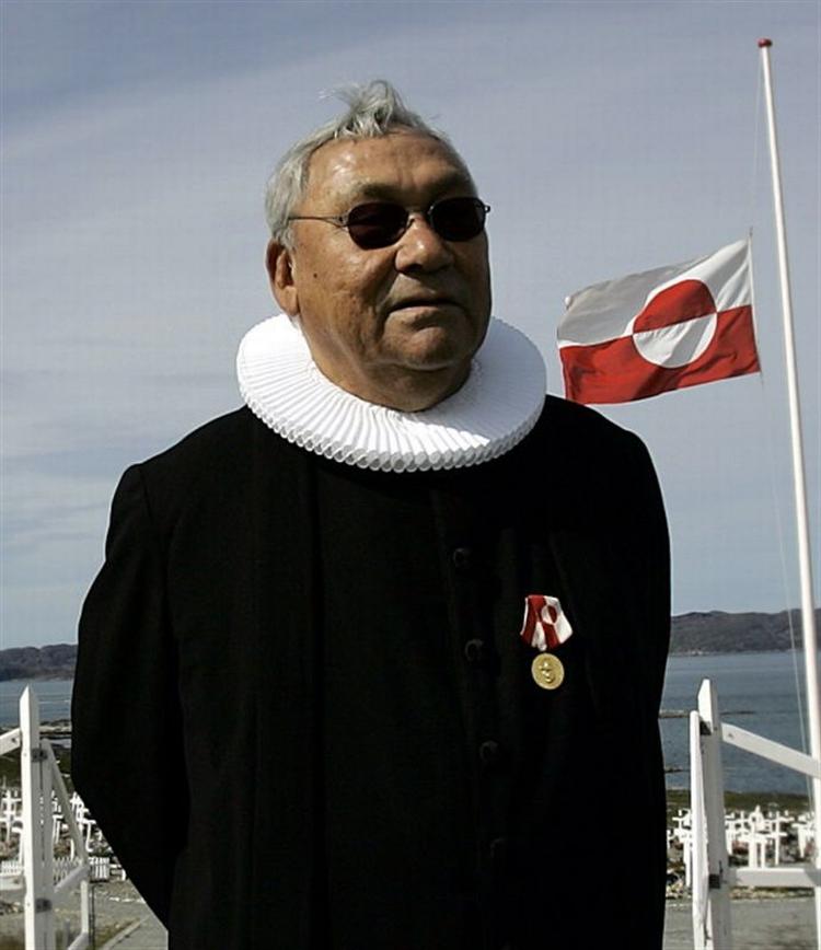 Formand for Landsstyret, pastor Jonathan Motzfeldt, er under beskyldning for seksuelle krænkelser af en grønlandsk kvinde. 