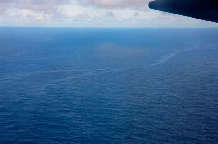 Denne oliestribe kan stamme fra det styrtede franske fly. Hvis det er tilfældet, kan det indikere, at flyet ikke eksploderede i luften. 
