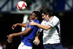 Evertons Louis Saha (th) kæmper om bolden med Tottenhams Vedran Corluka i en af sæsonens afsluttende kampe 9. maj. Arkivfoto. 