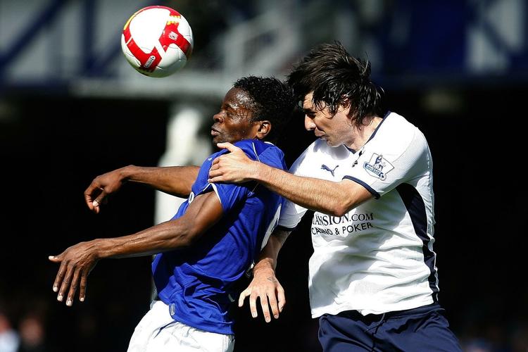 Evertons Louis Saha (th) kæmper om bolden med Tottenhams Vedran Corluka i en af sæsonens afsluttende kampe 9. maj. Arkivfoto. 