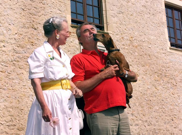 Prins Henrik sammen med  gravhunden Evita under et ferieophold på Chateau de Caïx i Cahors til bage i 2000. (arkivfoto) 