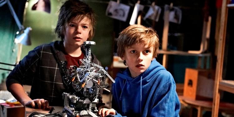 Samspil. Samspillet mellem nørden Tim (Frederik Ludvig Mansa) til højre og og den populære velhaversøn Alexander (Sophus Emil Løkkegaard) fungerer upåklageligt. PR-foto fra filmen. 