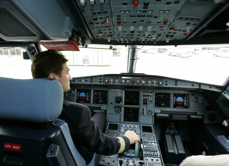 Air France-flyet sendte en stribe automatiske fejlmeldinger inden styrtet. Arkivfoto af cockpittet i en Airbus. 