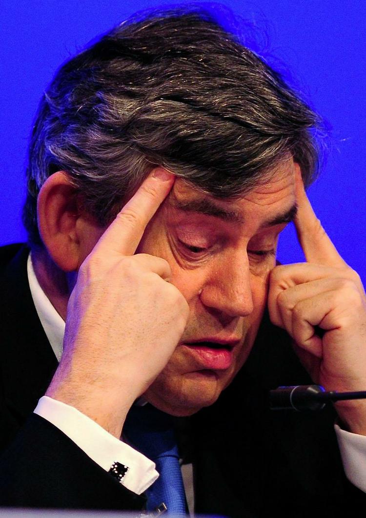 Labour-leder Gordon Brown kan forvente et ubehageligt brev, hvis dagens lokalvalg, som ventet, bliver katastrofale for partiet. 