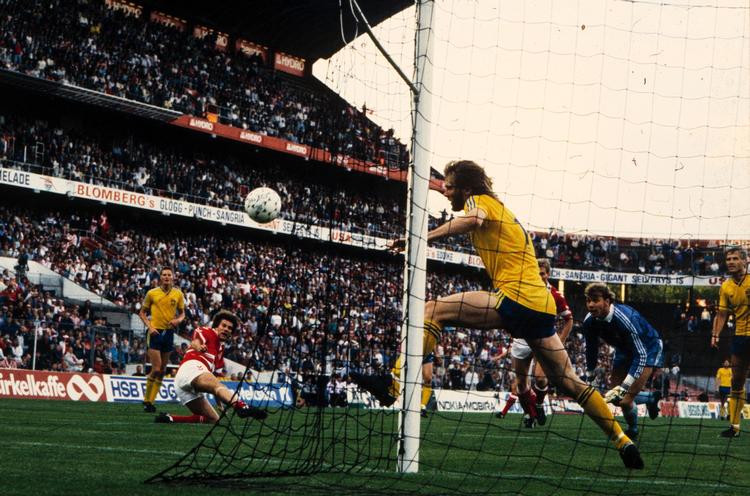 Michael Laudrup var den helt store spiller, da Danmark i 1989 vandt 6-0 over Sverige. Arkivfoto. 