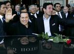 Italiens premierminister Silvio Berlusconi (tv) hilser på tilhængere under et valgmøde i Firenze tirsdag. Berlusconi forsøger at hjælpe den tidligere Milan-målmand Giovanni Galli (th) i kampen for at blive borgmester i byen. Arkivfoto. 