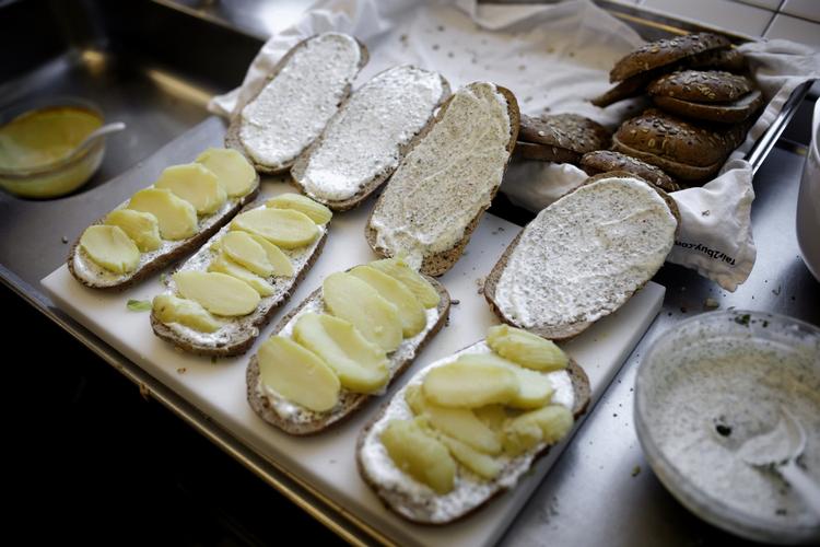 Økologiske kostprojekter fører typisk til mere groft brød og mere af årstidens frugt og grønt. 