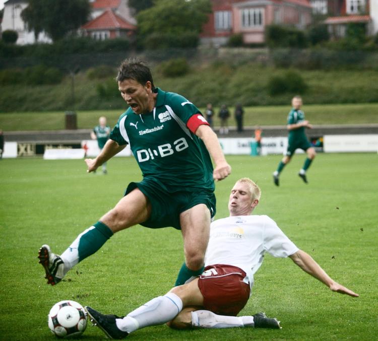 Jesper Münsberg (i hvidt) i kamp for Lolland Falster Alliancen mod sin tidligere klub, Næstved. Arkivfoto. 