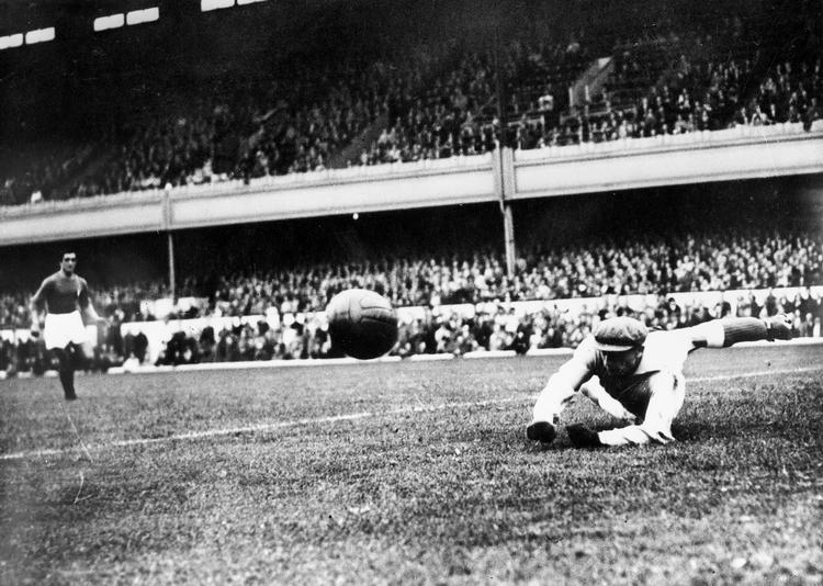 Eigil Nielsen i aktion under OL i 1948, da Danmark vandt bronzemedaljer. Arkivfoto. 