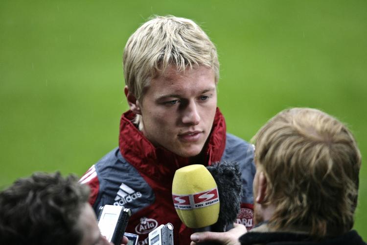 Unge Simon Kjær er klar over, at hans debut kan blive en varm aften, men han er ikke skræmt over udsigten til opgøret mod Sverige. 
