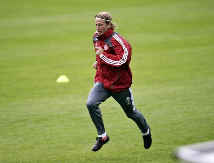 Christian Poulsen føler, svenskerne er favoritter til sejren i Stockholm, men han håber danskerne kan kompensere for de skadede spillere. 