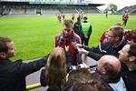 Bendtner omringet af danske og svenske mikrofonholdere på det spartanske Söderstadion i Stockholm. 
