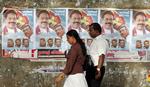 Siden sejren over De Tamilske Tigre er Sri Lankas hovedstad blevet fyldt med plakater, der hylder præsident Mahinda Rajapaksa som »nationens frelser«. På plakaterne ses han sammen med sin bror og forsvarsministeren. 