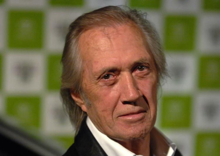 David Carradine er fundet død i et skab på et hotelværelse i Bangkok, Thailand. 
