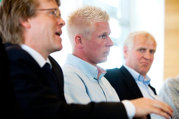 Lidt uventet får Jesper Münsberg (midt) stor støtte fra både spillerforeningsdirektør Mads Øland (tv.) og DIF-formand Niels Nygaard, selv om fodboldspilleren er blevet afsløret med en ekstrem høj værdi af stoffet salbutamol, der kan have en muskelopbyggende effekt ved stort indtag. Foto: Thorkild Amdi/Polfoto 
