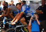 Cykelrytteren Lance Armstrong har fået sit fjerde barn og 10-årige Luke med kameraet har fået en ny lillebror. Arkivfoto. 