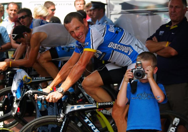 Cykelrytteren Lance Armstrong har fået sit fjerde barn og 10-årige Luke med kameraet har fået en ny lillebror. Arkivfoto. 