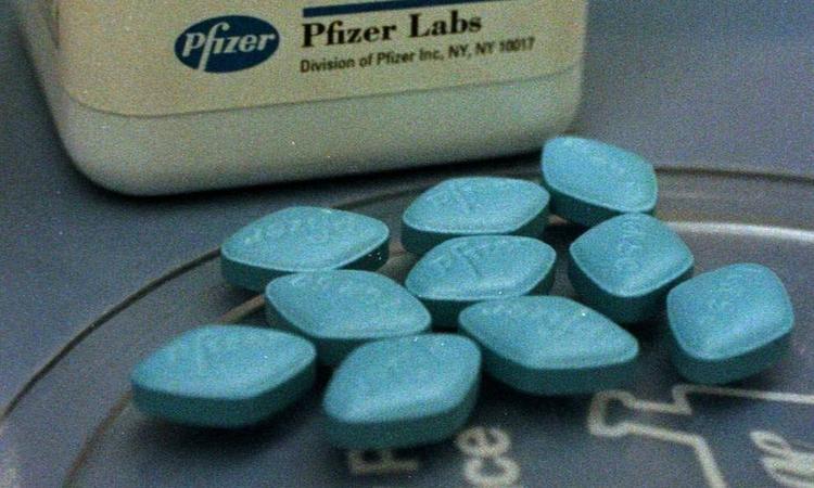 Den rigtige Viagra. Den forfalskede afviger på flere punkter, og der er fejl i logoet og stavefejl i indlægssedlen. Men værst er, at man ifølge Lægemiddelstyrelsen ikke kan være sikker på, hvad der er i pillerne. 