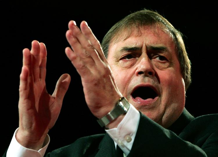 Tidligere vicepremierminister John Prescott langer kraftigt ud efter Labours ledelse og illoyale ministre. 