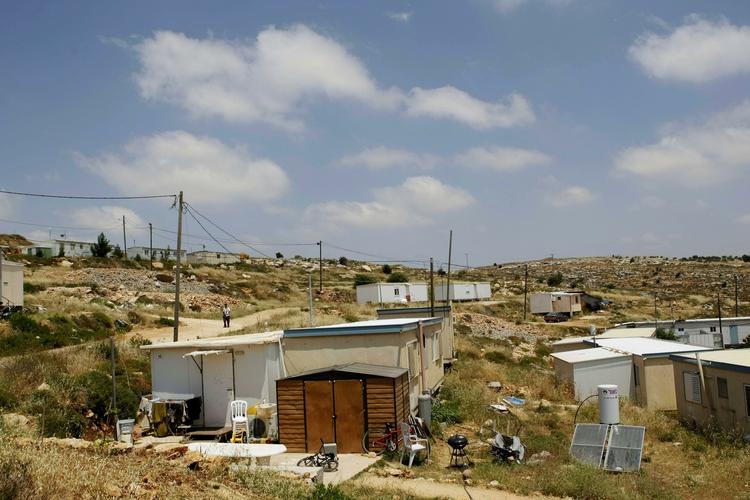 »IIan Pappe skildrer overbevisende og hudløst israelske krigsforbrydelser og piller nådesløst glorien af forestillingen om det lille noble samfund op imod de store grumme arabere« 