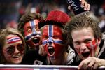 Nordmændene hepper på Danmark i kampen mod Sverige. Men ifølge to norske sportsredaktører vinder svenskerne arvefjendeopgøret på Råsunda. Arkivfoto 