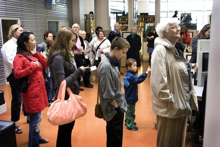 Over 1.100 har brevstemt på Vanløse Bibliotek, hvor køen var lang i dag. 