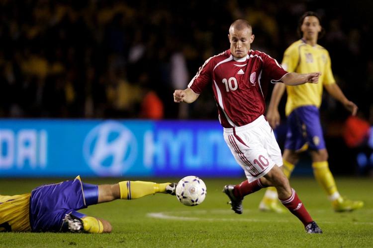 Thomas Kahlenberg på boldjagt i en tidligere landskamp mod Sverige. 