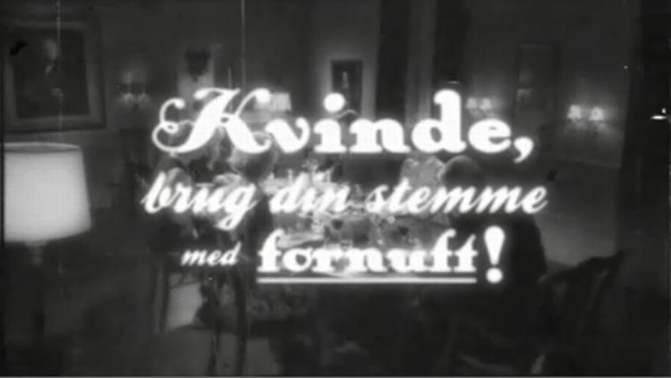 Statsministeriets kampagnefilmen for tronfølgeloven er i strid med  reklameforbuddet på grund af sit politiske indhold.»Det er min vurdering, at Statsministeriets kampagne klart overtræder dette reklameforbud«, siger Oluf Jørgensen til politiken.dk 
