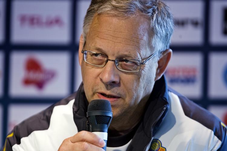Den svenske landstræner Lars Lagerbäck er ikke imponeret af de danske spillere, men han ved dog, at tabellen ikke lyver. 