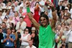 Rafael Nadal efter sejren i sidste års vigtige græsturnering i Queen's. Denne gang må han melde fra, og det kan være en stor ulempe op til Wimbledon. 