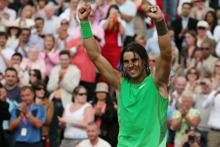 Rafael Nadal efter sejren i sidste års vigtige græsturnering i Queen's. Denne gang må han melde fra, og det kan være en stor ulempe op til Wimbledon. 