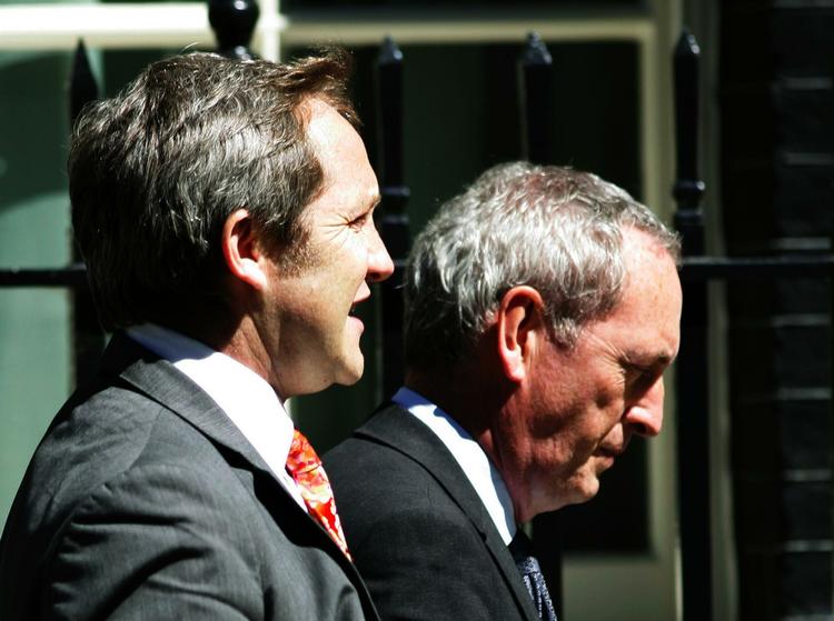 Arbejds- og pensionsminister James Purnell (t.v.) og forsvarsminister John Hutton er begge frivilligt trådt tilbage. Her forlader de et møde hos Gordon Brown i morges. 